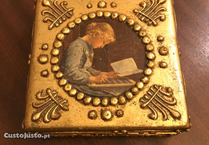 Caixa de madeira dourada antiga