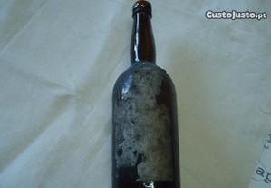 Garrafa antiga vazia de vinho de 1870