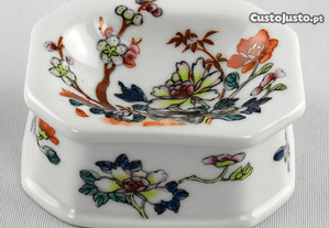 Saleiro em porcelana ricamente decorado com flores ao gosto oriental