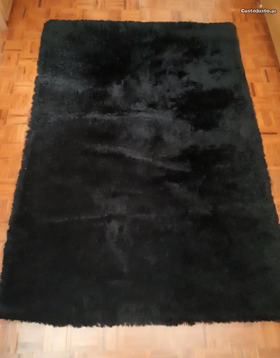 Carpete preta pouco uso