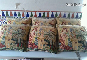 Almofadas decorativas em imitação arraiolos