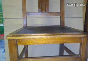 cadeira antiga c/assento de couro desenho camafeu