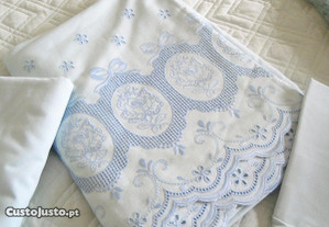 Jogo de lençóis bordados (cama de casal), novo.