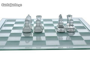 Jogo de xadrez com tabuleiro e peças em vidro