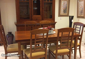 Mobília de Sala Jantar(Louceiro, Mesa e cadeiras) - NOVO DE EXPOSIÇÃO