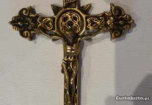 Crucifixo antigo em bronze