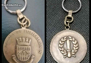 Porta chaves em metal com o símbolo da Escola de Fuzileiros da Armada Portuguesa