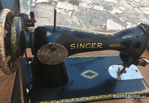 Máquina de costura Singer com base em ferro