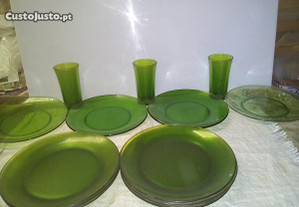 pratos e copos verdes