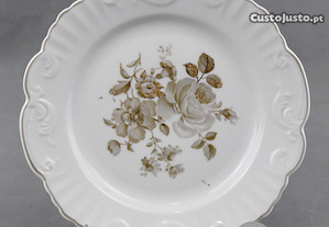 Prato porcelana Vista Alegre com bordo em relevo e decorado com flores