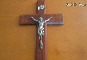 Crucifixo em Madeira Mogno e Imagem em Antigo 28 cm A