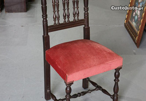 Cadeira em Madeira com Assento em Tecido Aveludado