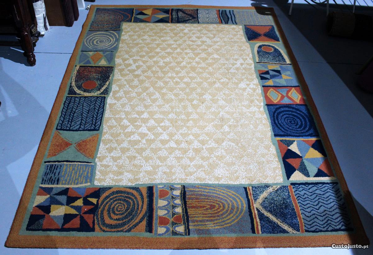 Carpete Antiga com Padrão Oriental