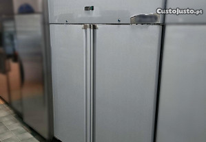 Armário refrigerado duplo ventilado GN 2/1 (1480x830x2010mm)