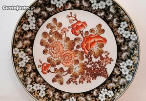 Prato em porcelana de Macau, decoração policroma floral