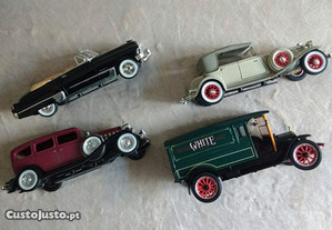 coleção de quatro miniaturas de automóveis antigos