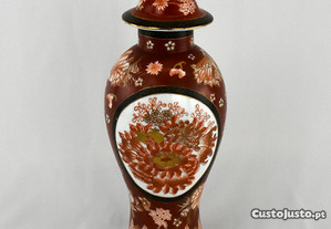 Pote com tampa Porcelana da China decoração a dourado e  rouge de fer , circa 1960