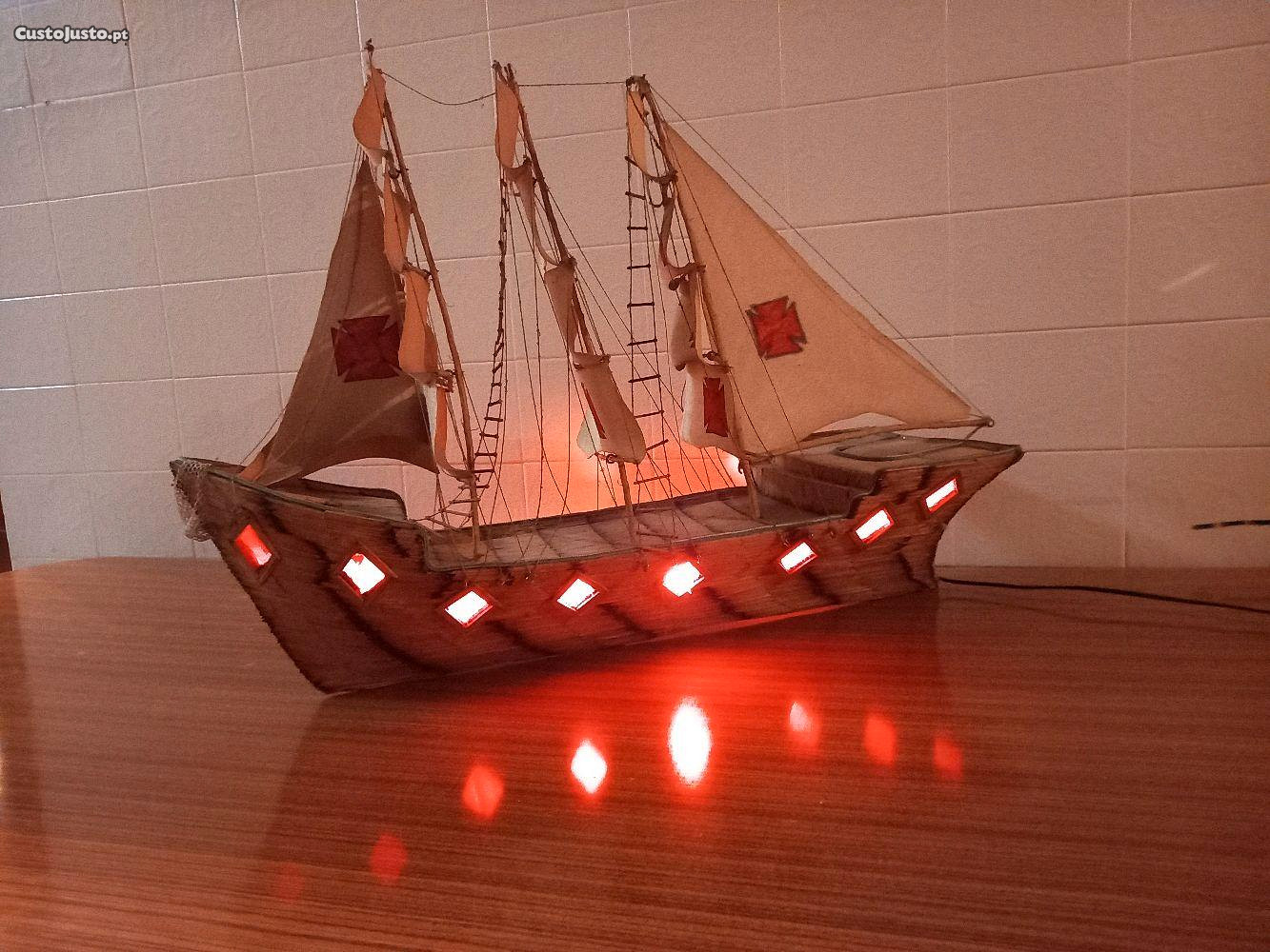 Barco de fósforos com iluminação