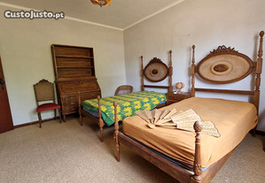 Conjunto de quarto - 2 camas individuais, roupeiro, mesa e secretária