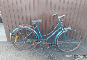 Bicicleta pasteleira de senhora para restauro decoração montras etc