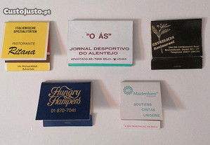 Set de 5 carteiras de fósforos com alguns anos, publicidade de restaurantes, jornais e roupa íntima