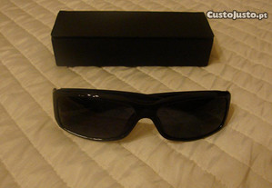 óculos sol pretos com bolsa