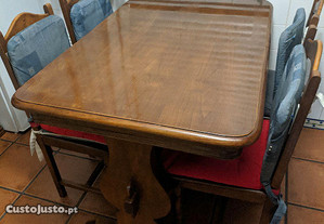 Conjunto mesa e cadeiras de madeira