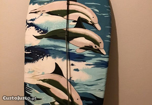 prancha de surf com golfinhos