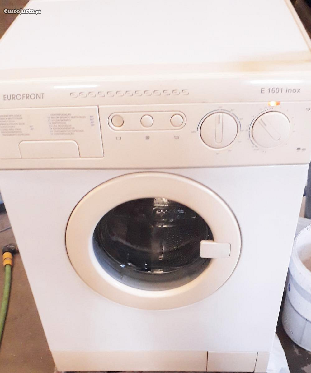 Máquina de lavar roupa a funcionar a 100%