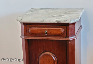 Mesa de Cabeceira com tampo em mármore