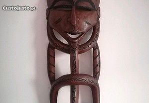 Escultura em madeira africana de figura tribal talhada à mão c/ 59,5 cm