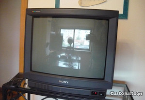 Televisor SONY 20,5" - 52 cm c/ comando - Usado a funcionar - Peças