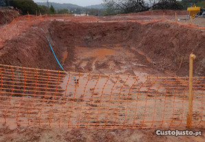 Serviços de retroescavadora giratoria demolições escavação terraplanagem margem sul Algarve Norte