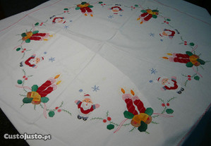 Toalha mesa redonda com motivos de Natal e guardanapos