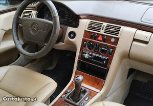 Mercedes-Benz E 250 Ar condicionado