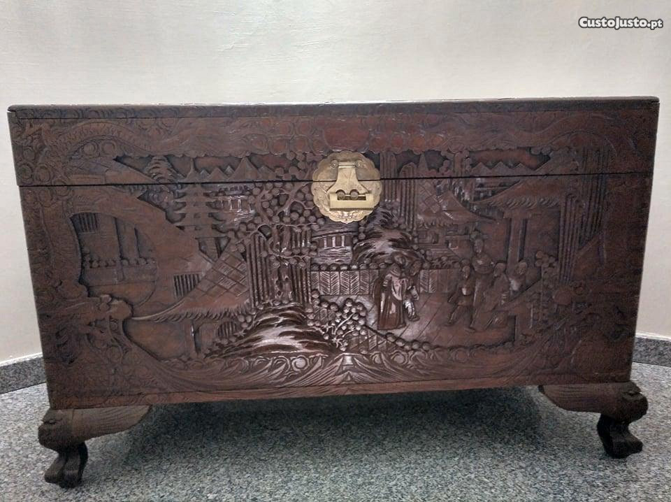 Arca chinesa de madeira de cânfora com gravuras em baixo-relevo