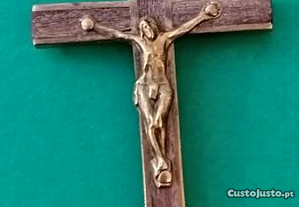 Crucifixo com cruz em madeira e metal