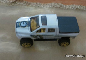 Carro Dodge 4X4 Ram 1500 Superlift - Esc. 1:43 - Medida: 8,5 x 3,5 cm Material: Metal