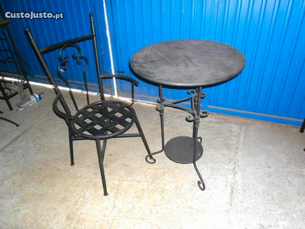 Cadeiras e mesas de jardim em ferro forjado à venda