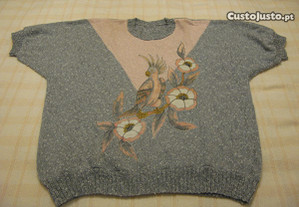 Blusa em tricot com aplicação bordada