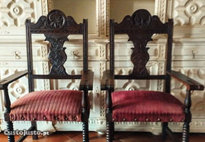 Antigo e excecional par de cadeirões trono restaurados