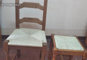 Cadeiras e bancos em madeira com fundo em corda e Conjunto de sofás