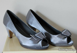 Sapatos de salto cinza