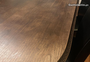 Mesa de jantar em madeira