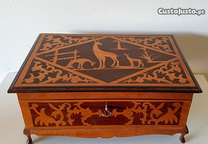 Antiga Séc. XIX caixa guarda-jóias em madeira com aplicações em matéria nobre