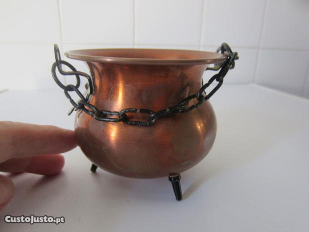 Potinho em cobre com corrente, antigo