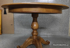 Mesa redonda em madeira maciça de cor carvalho