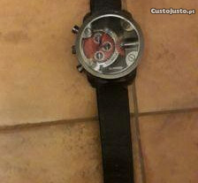 Relógio preto de homem, com 3 botões e um aportamento em vermelho