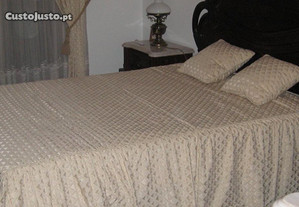Colcha e almofadas em Tecido Alinhado cama de casa