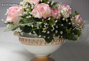 Vaso cerâmico com arranjo floral